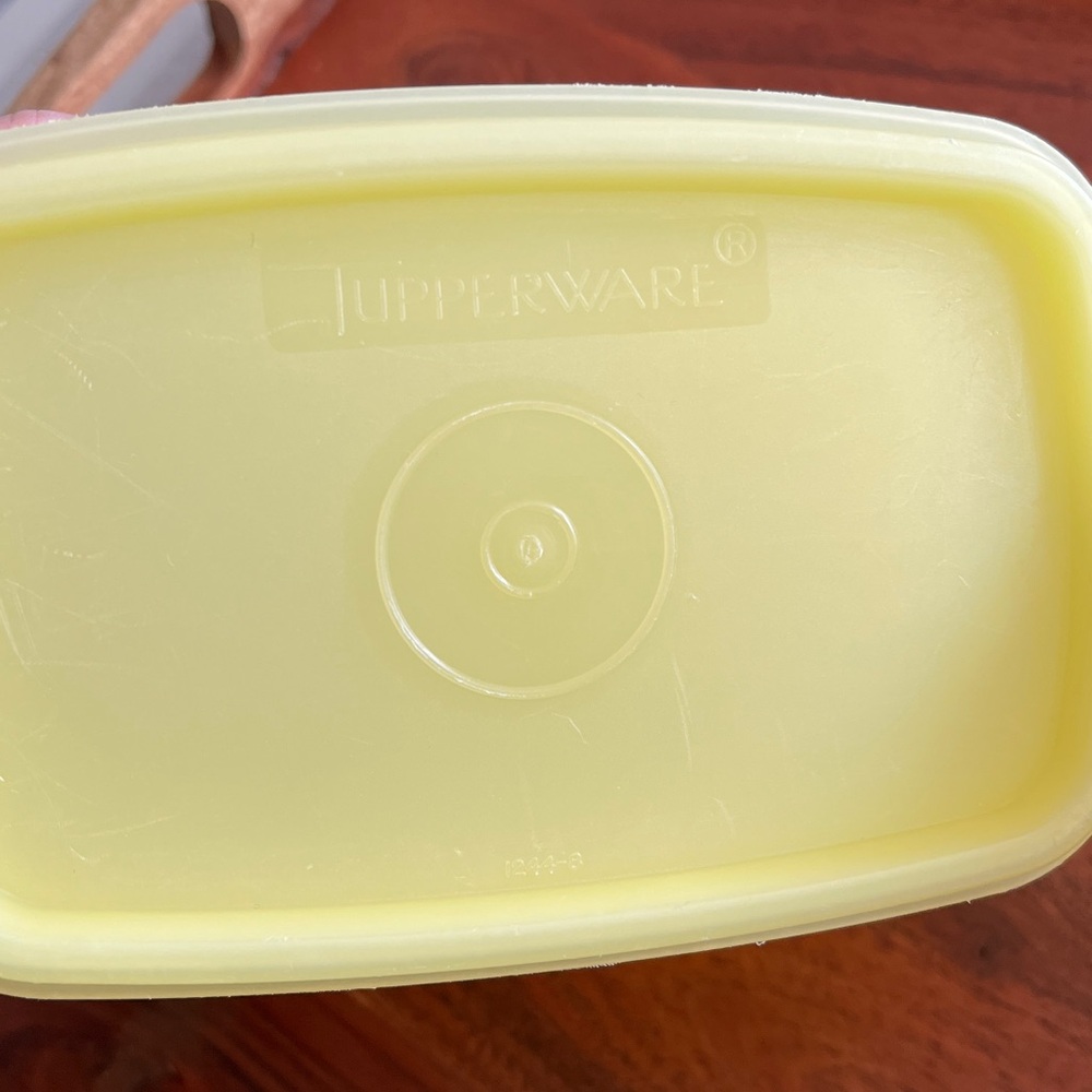 2 VINTAGE TUPPERWARE CONTAINERS - Picture 2 of 9